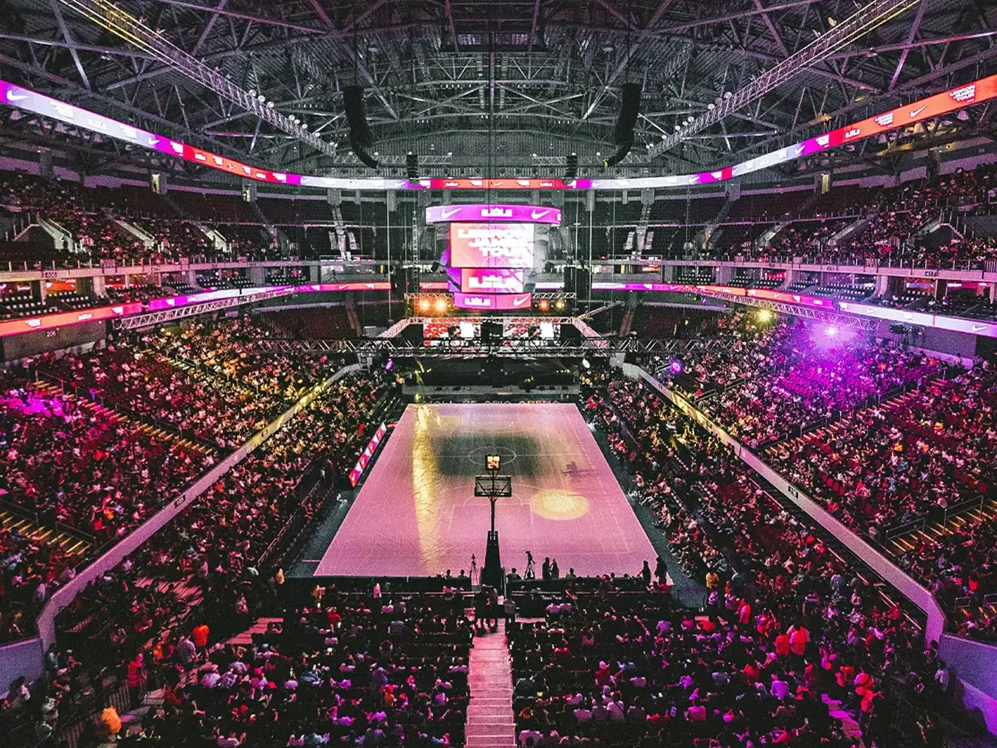 Arena, spor salonu ve canlı etkinlik alanlarında güçlü kapsama